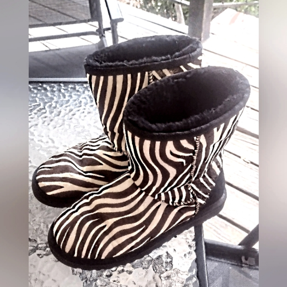 UGG BOOTS SIZE 6